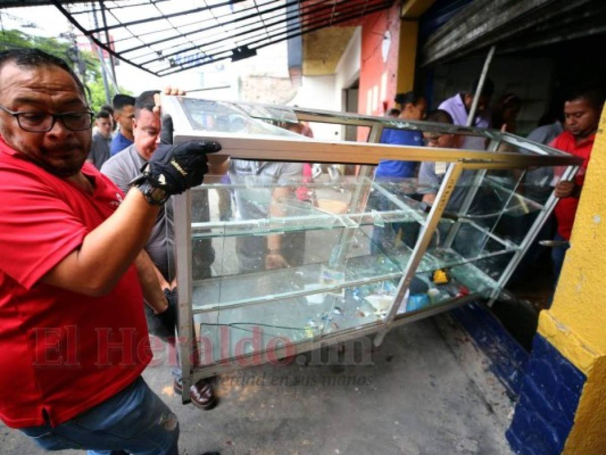 Los delincuentes quebraron las vitrinas del local y se llevaron todo lo que en ella había. Johny Magallanes/EL HERALDO.