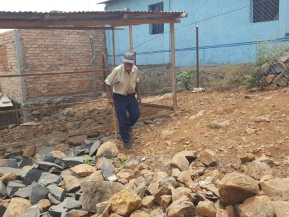 Anciano necesita apoyo para construir vivienda