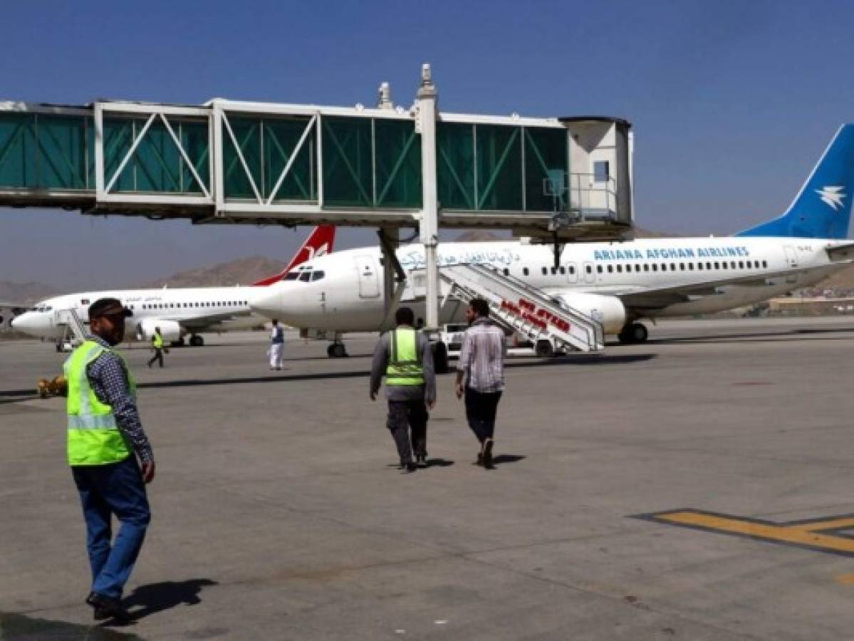 El aeropuerto de Kabul reanuda algunos vuelos internos