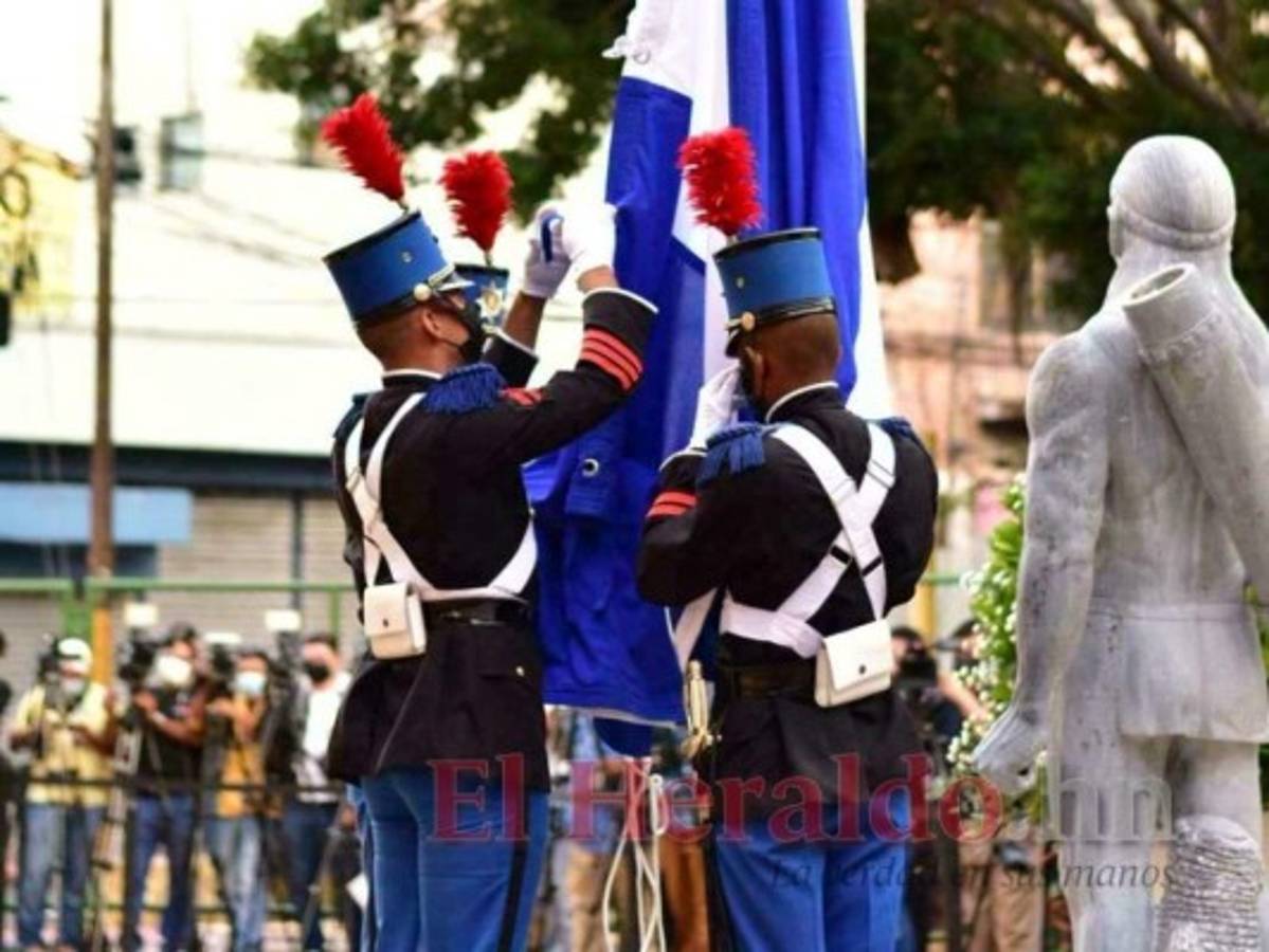 Cadetes se preparan para izar el símbolo patrio en la plazoleta del Congreso Nacional. Foto: David Romero/El Heraldo