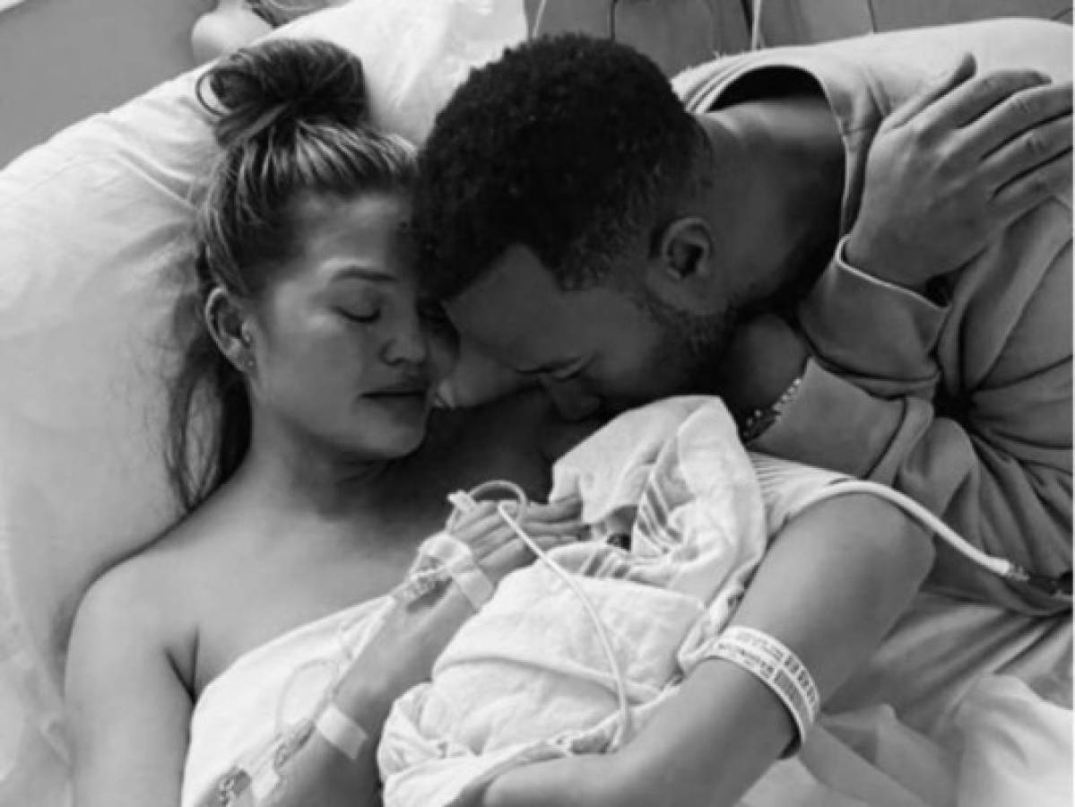 Chrissy Teigen y John Legend pierden a su bebé y comparten desgarradoras imágenes