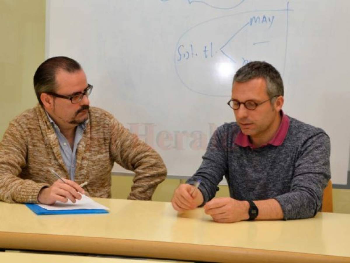 Alberto Martín de Vidales se entrevista con el profesor Salvador Martí de la Universidad de Girona, quien supervisó la tesis del primer hondureño graduado en esta casa de estudios.