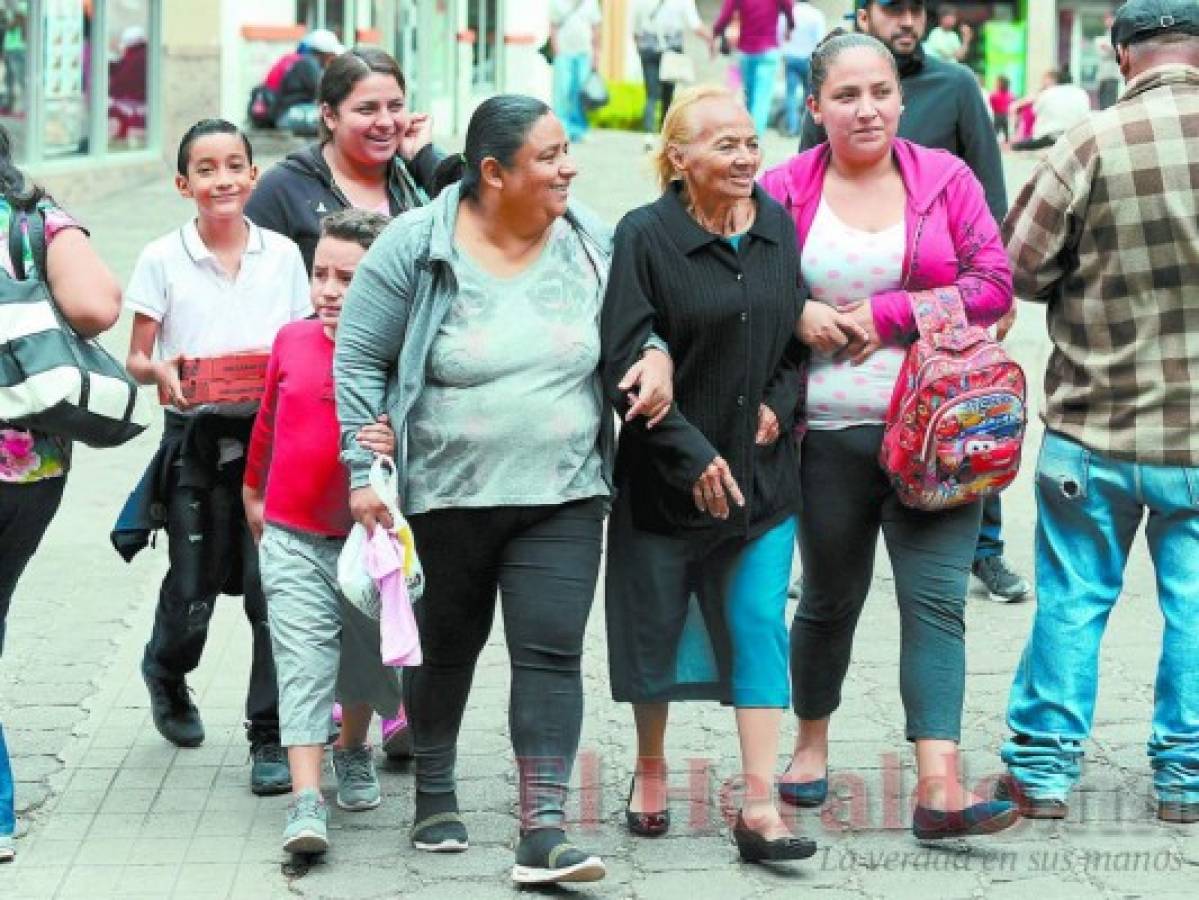 Mujeres ganan terreno en la academia y jefaturas de hogar