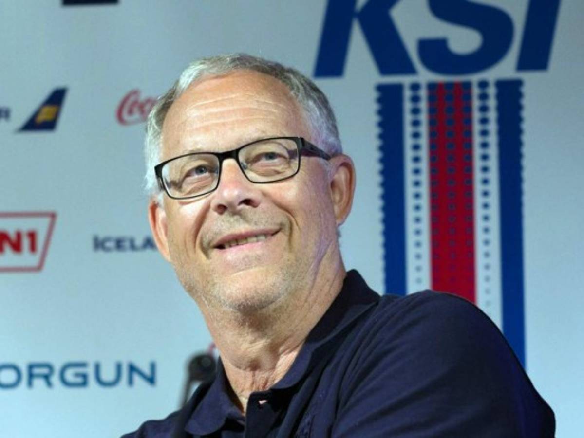 Lagerback se baja del barco islandés