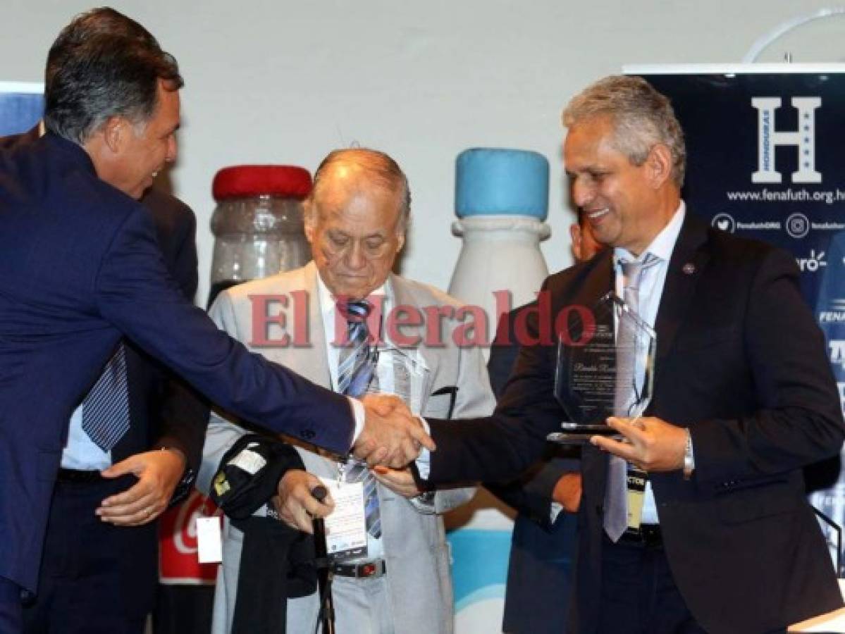 Reinaldo Rueda inició el primer día del curso para entrenadores de fútbol en Honduras