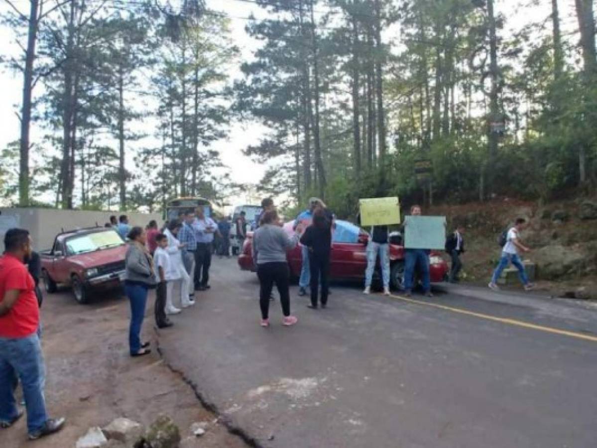 Pobladores se toman la carretera que conduce hacia El Hatillo para exigir la pavimentación