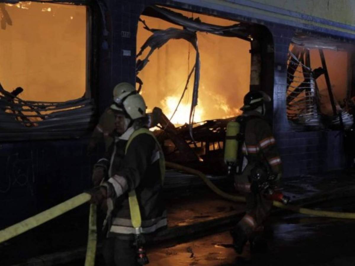 Bombero que sofocaba voraz incendio en el centro de Tegucigalpa fue atendido de emergencia
