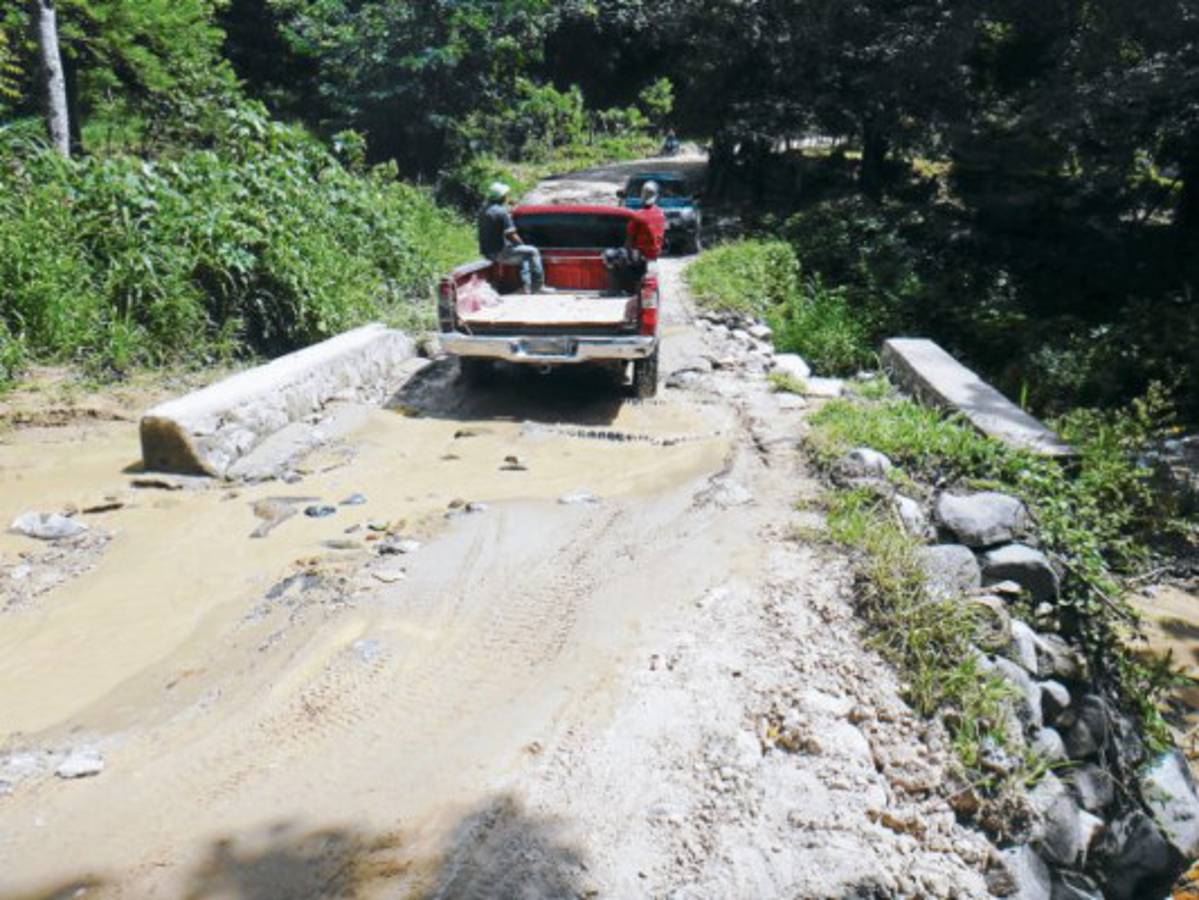 Reparan carreteras de tierra en comunidades del sur