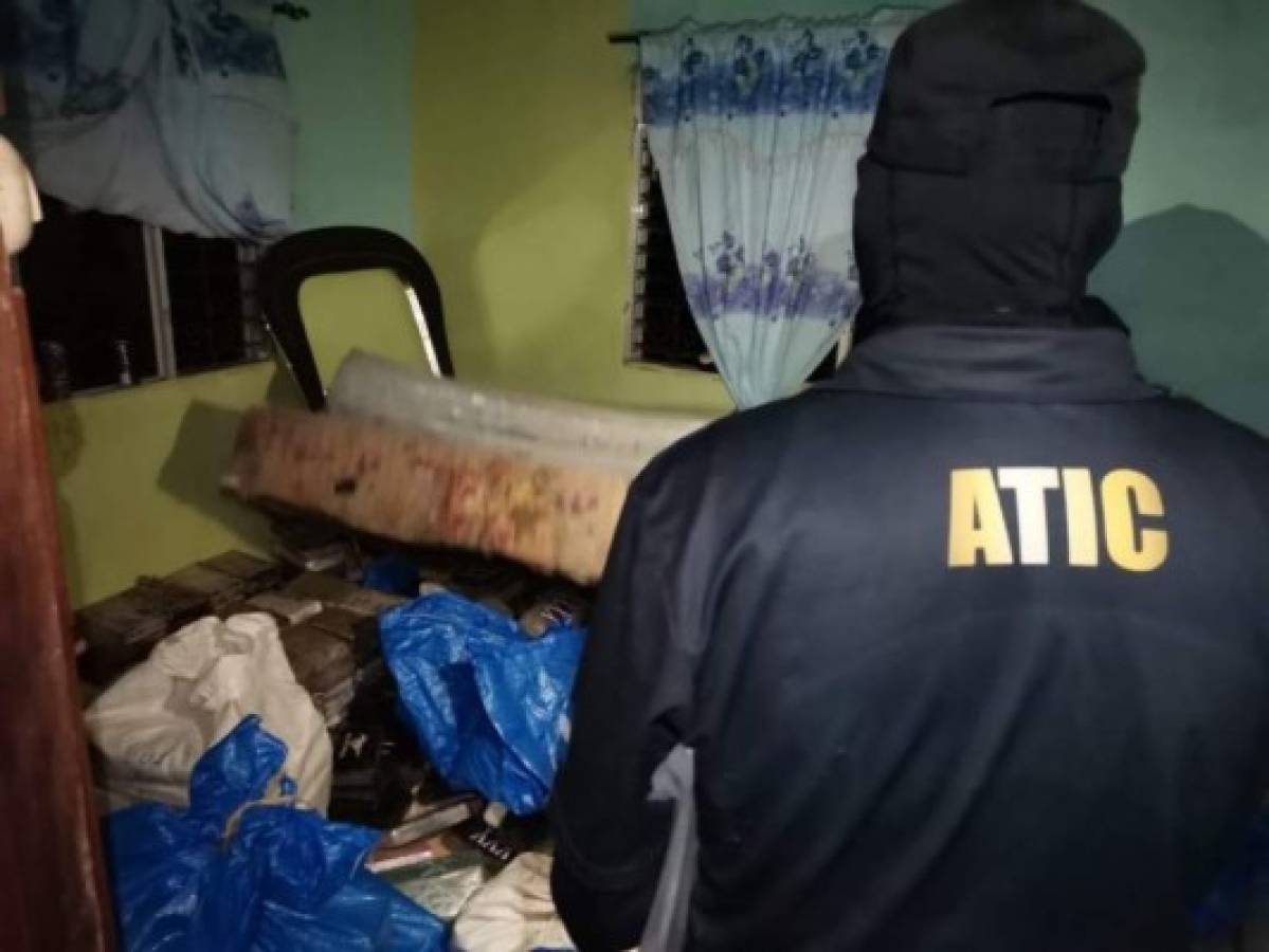 Bajo una cama encuentran varios kilos de droga en allanamiento en Colón