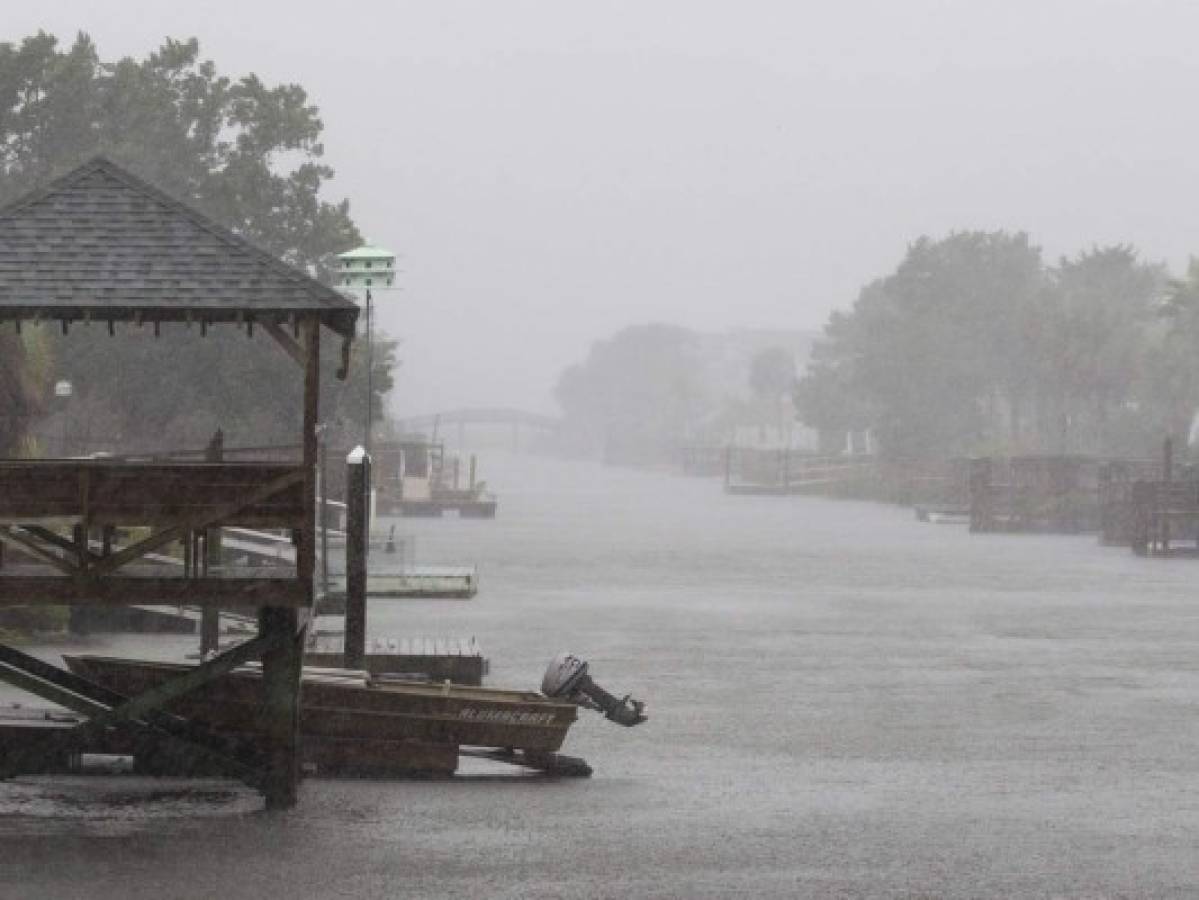 El huracán Florence fue degradado a tormenta tropical