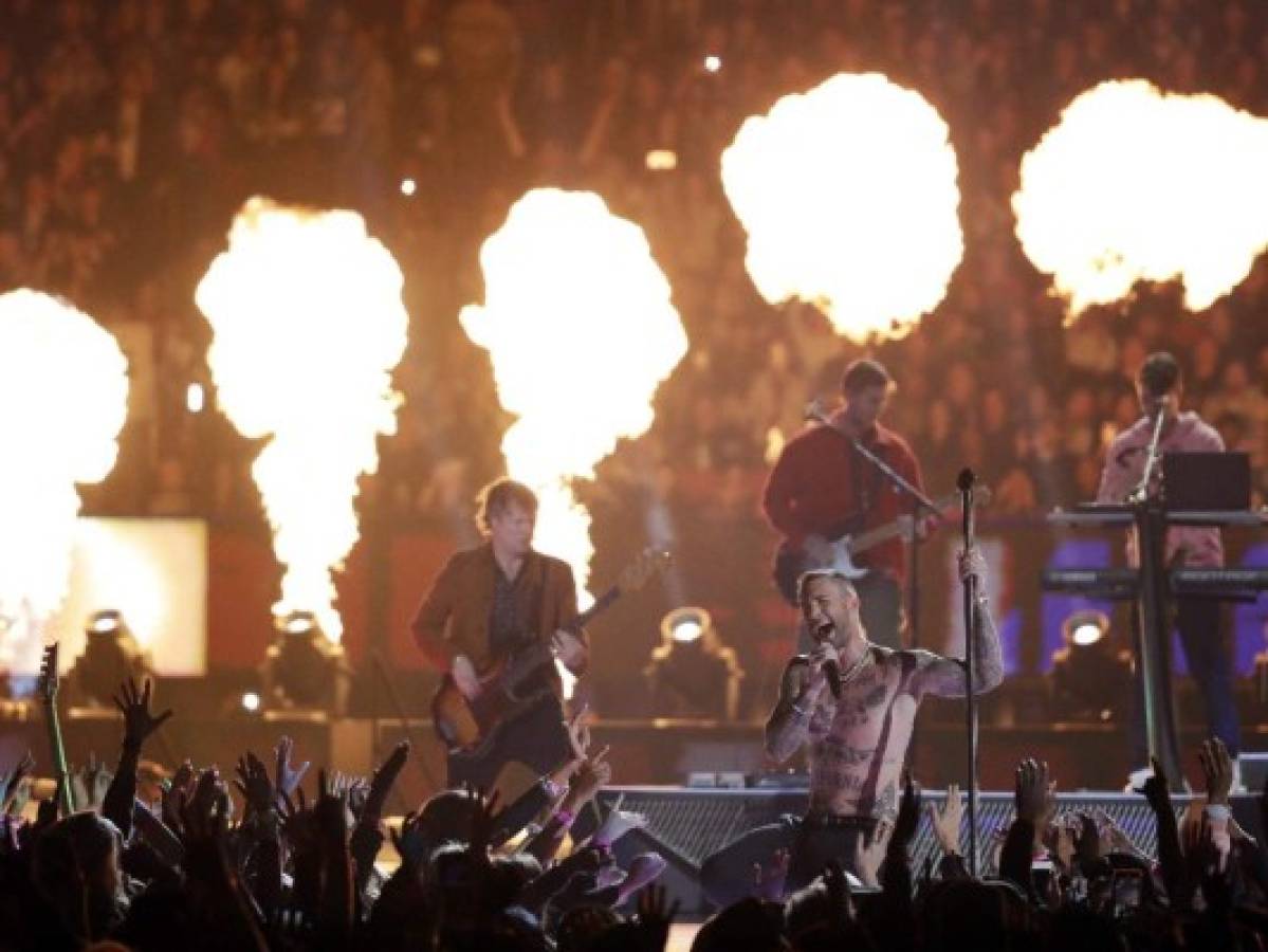 Adam Levine y Maroon 5 encienden el escenario en el medio tiempo del Super Bowl