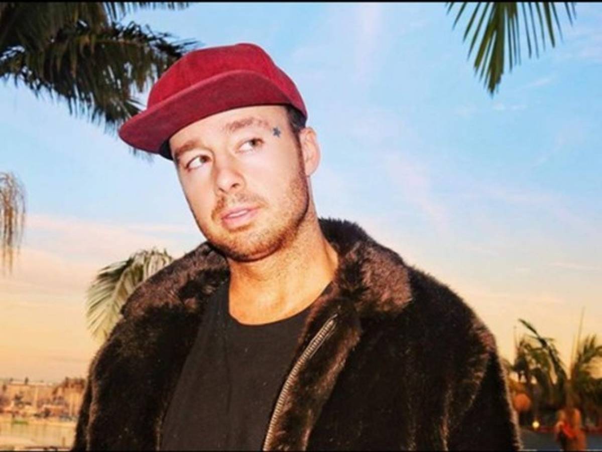 Rapero Jon James muere tras caerse de un avión cuando grababa un videoclip