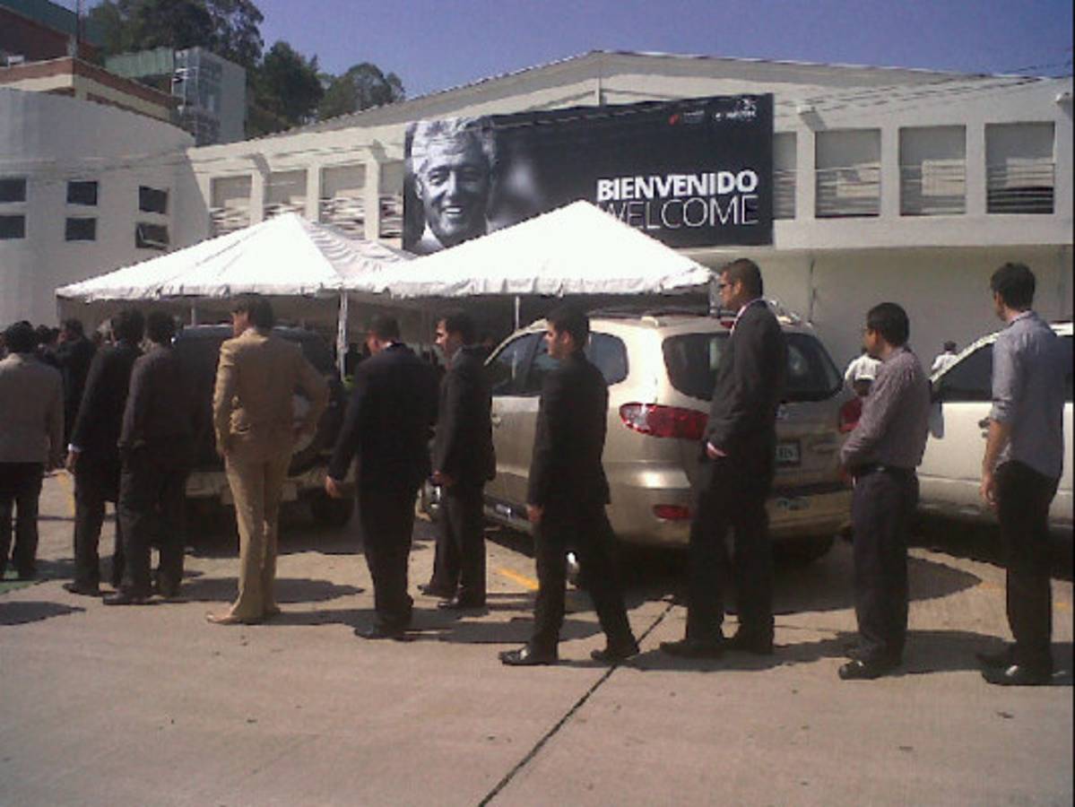 Bill Clinton exhorta a políticos a atender problemas de nación