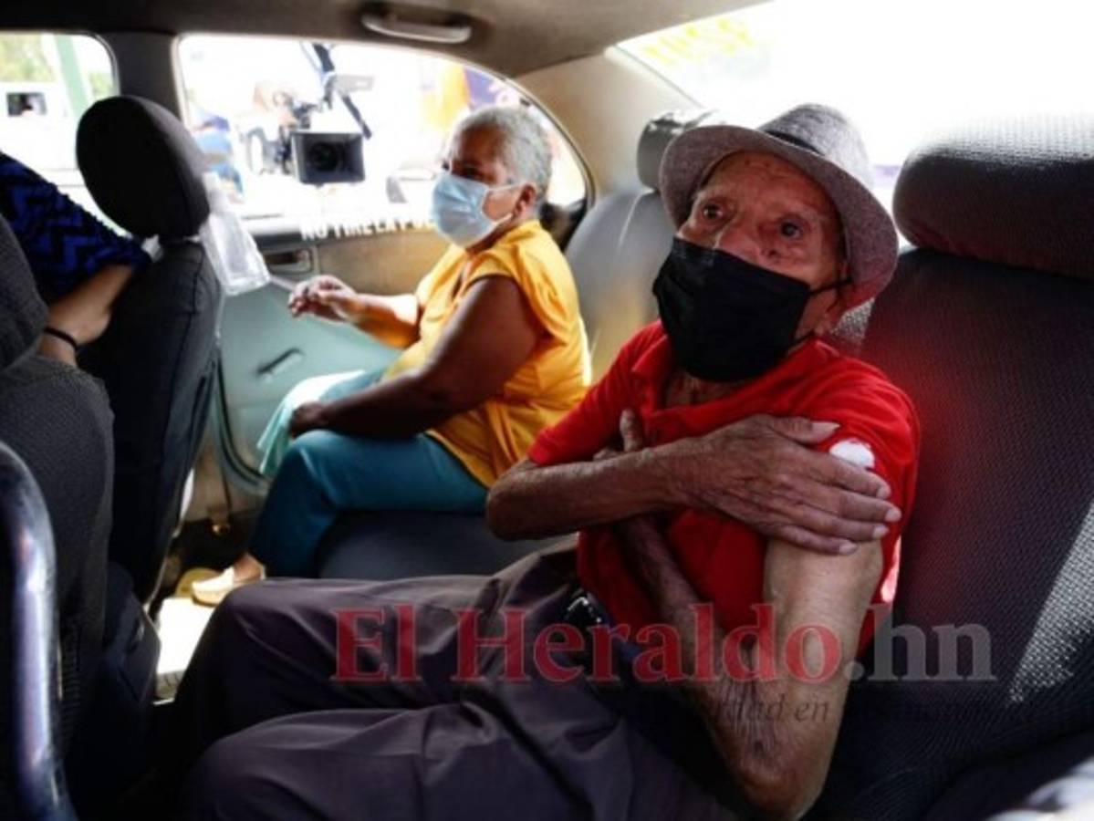 Ante temor y confusión, hondureños acuden a vacunarse sin cumplir requisitos