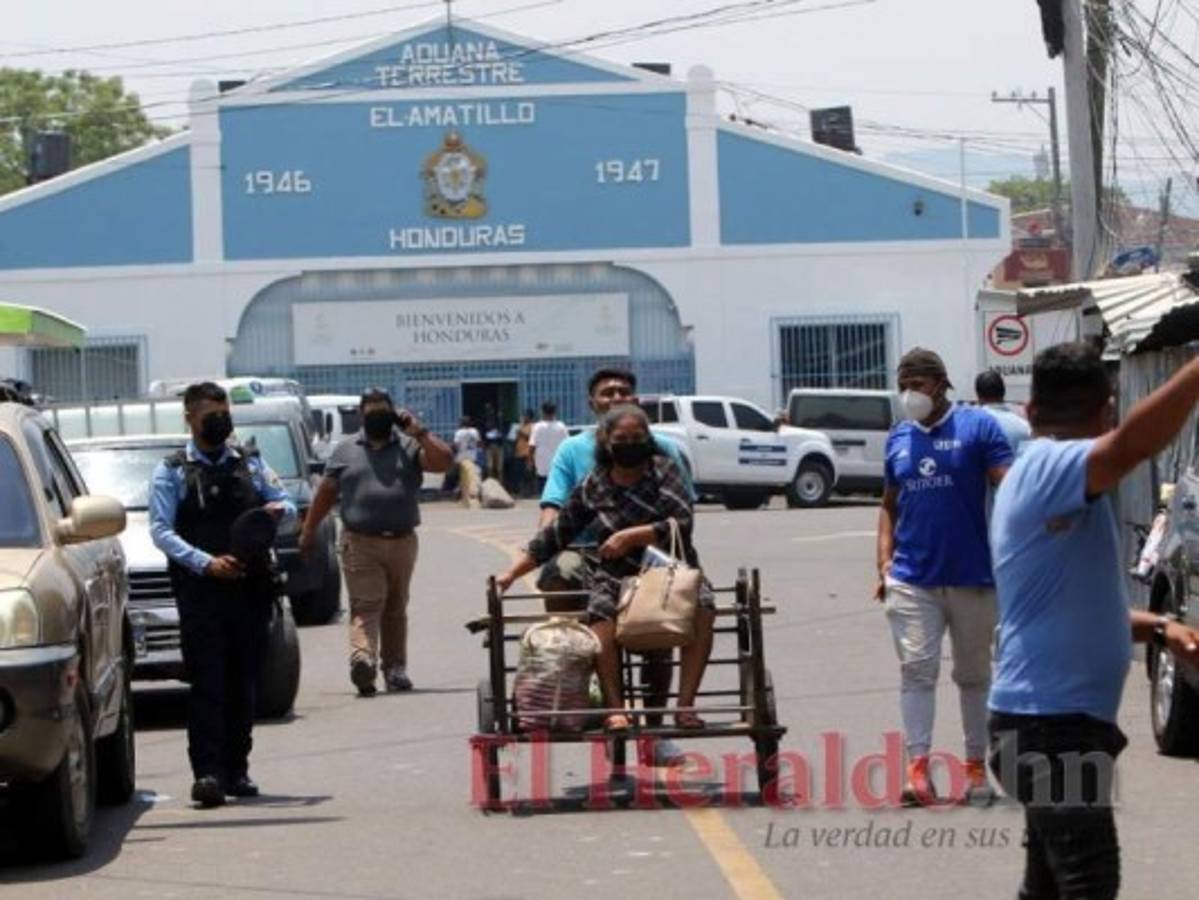 Las caravanas buscan evadir el costo de la PCR para ingresa a territorio salvadoreño. Foto: Johny Magallanes/El Heraldo