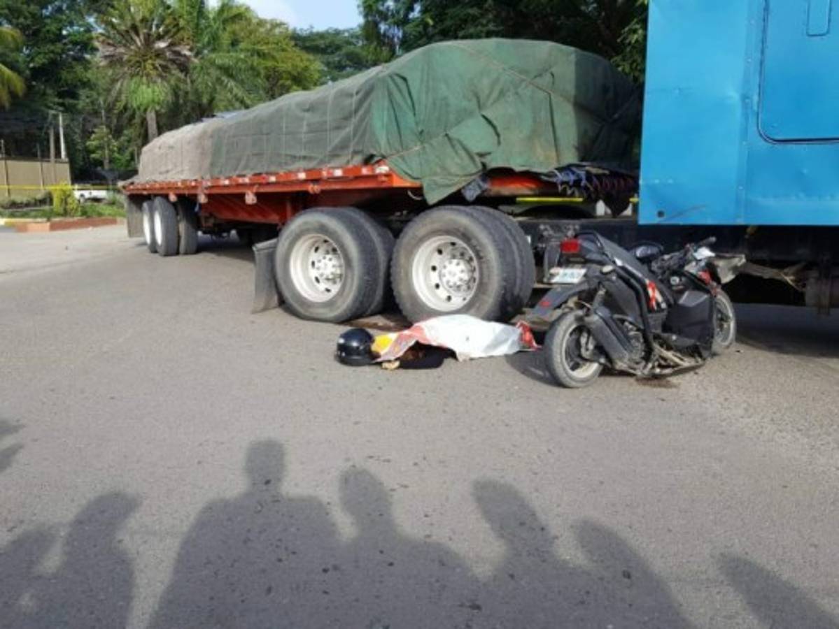 Vídeo: Captan momento en que mujer pierde la vida tras impactar contra una rastra