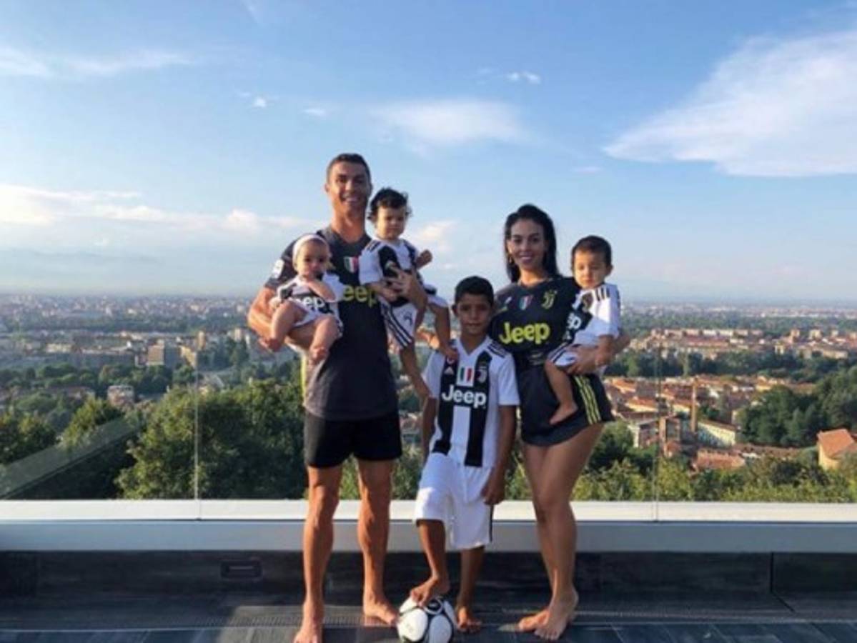 Cristiano Ronaldo molestó a seguidores con foto familiar