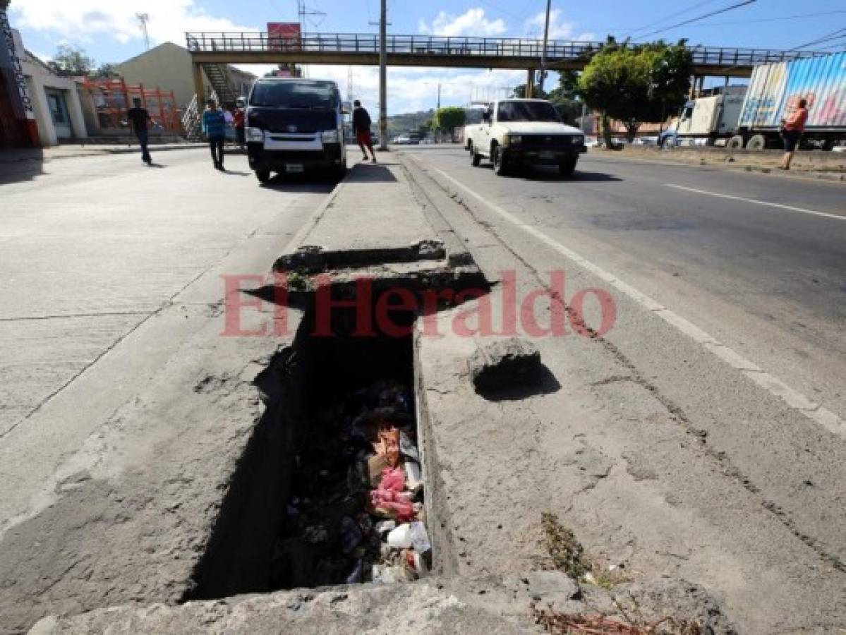 Agujero es un peligro en el bulevar Fuerzas Armadas de la capital de Honduras