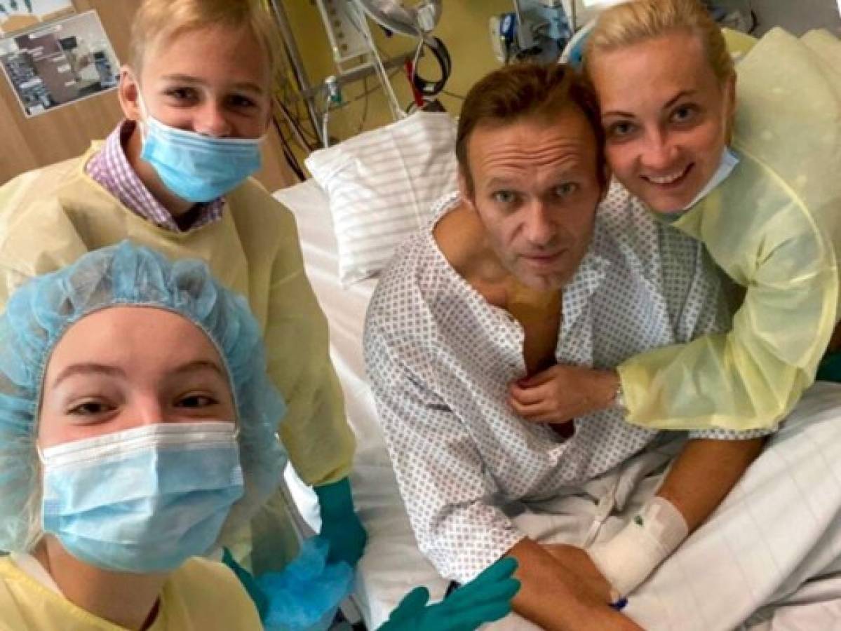 Tras superar envenenamiento, Navalny dice que ahora está más que 'técnicamente vivo”