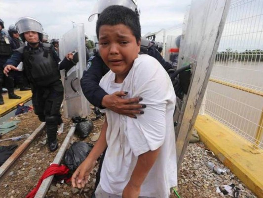 Detienen en México a niño hondureño de 12 años que viajaba solo en la caravana migrante