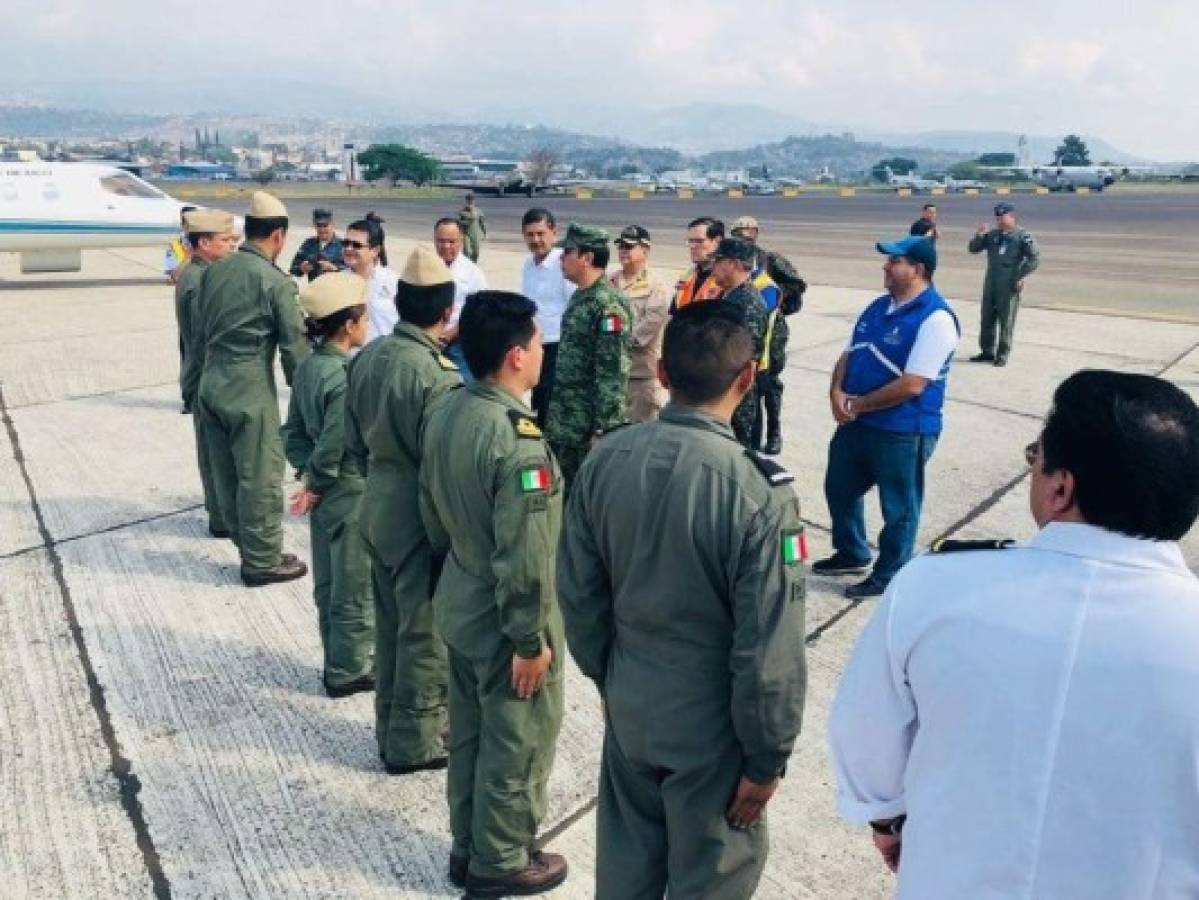 Así despidió Juan Orlando Hernández a los tres bomberos trasladados a México