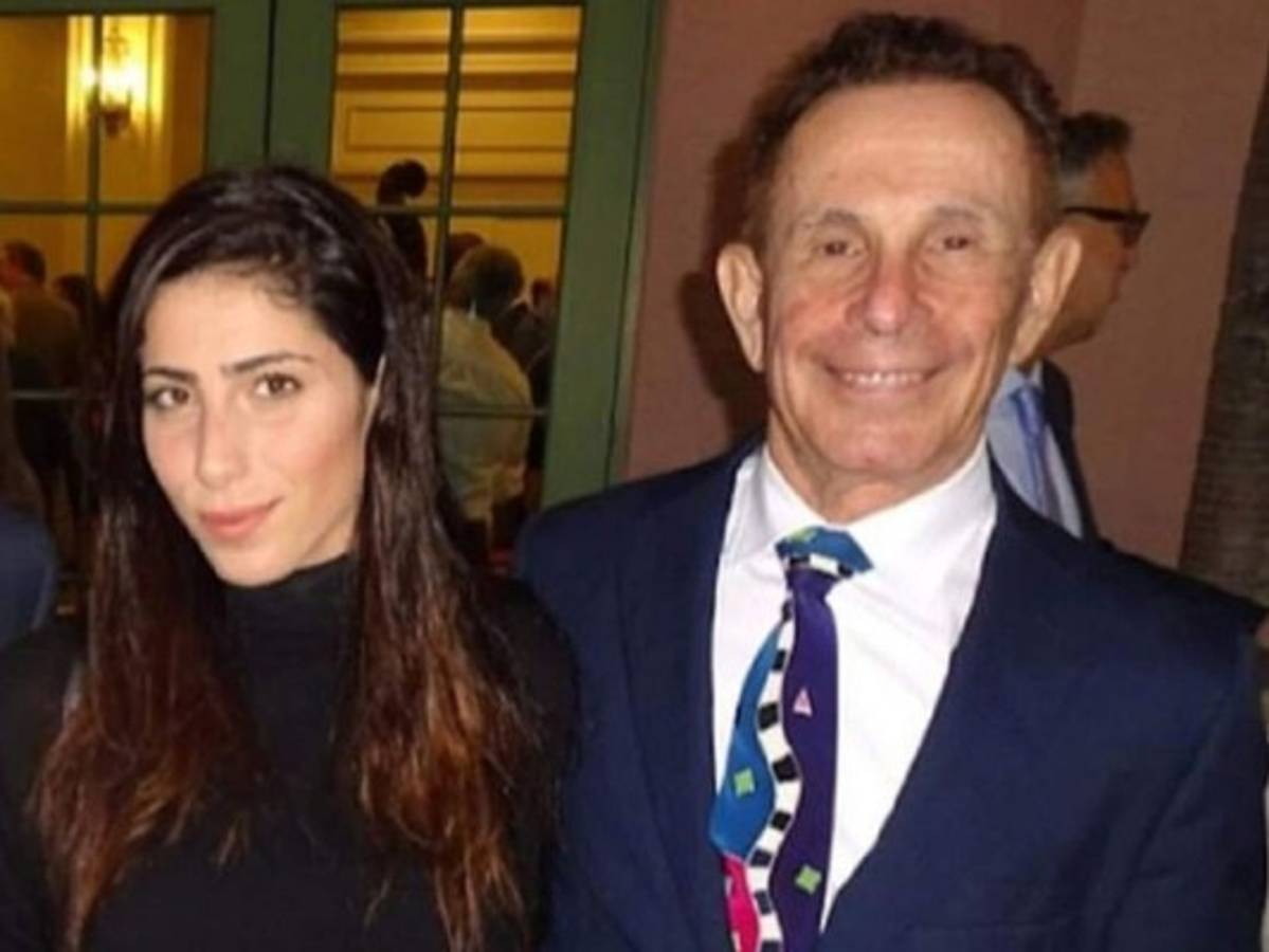 Mujer intentó robar un millón de dólares a anciano tras un mes de casados