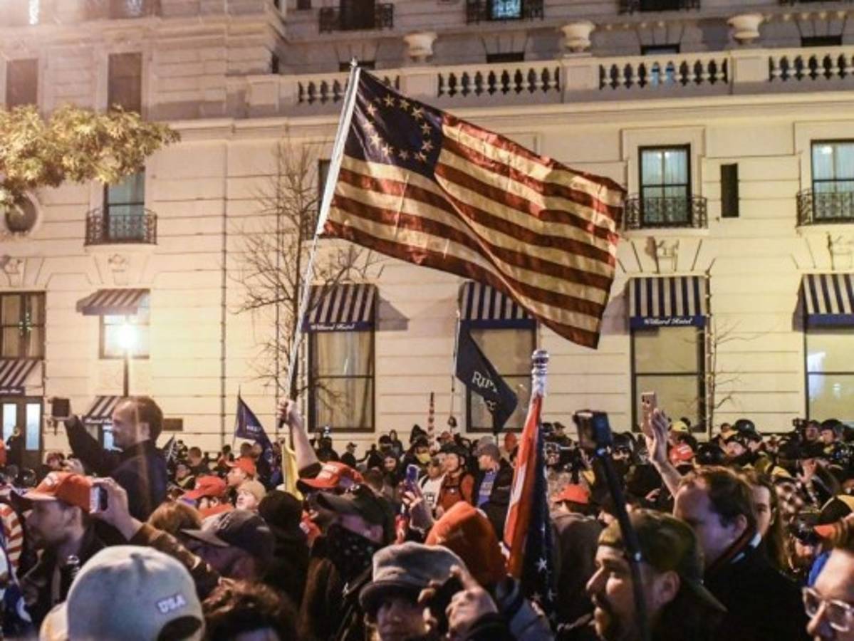 Cuatro personas apuñaladas y una herida de bala tras manifestaciones pro-Trump