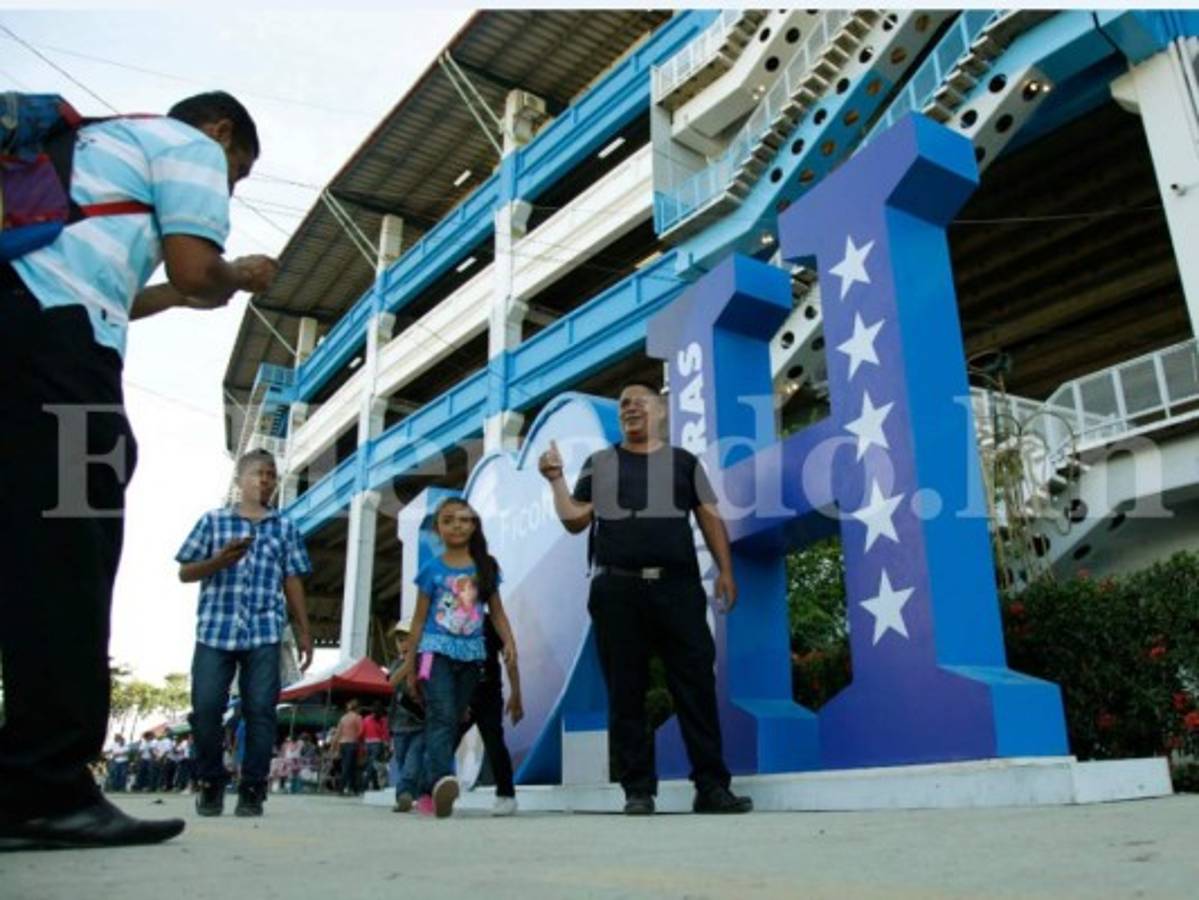 El fervor por la Selección de Honduras se siente desde temprano en el Olímpico