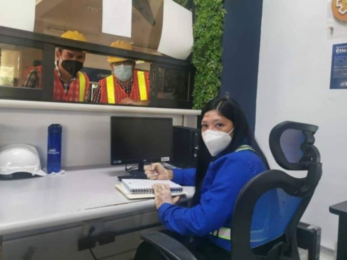 Una empleada de Aduanas Honduras se integra al equipo de Aduana de Tecún Umán II.