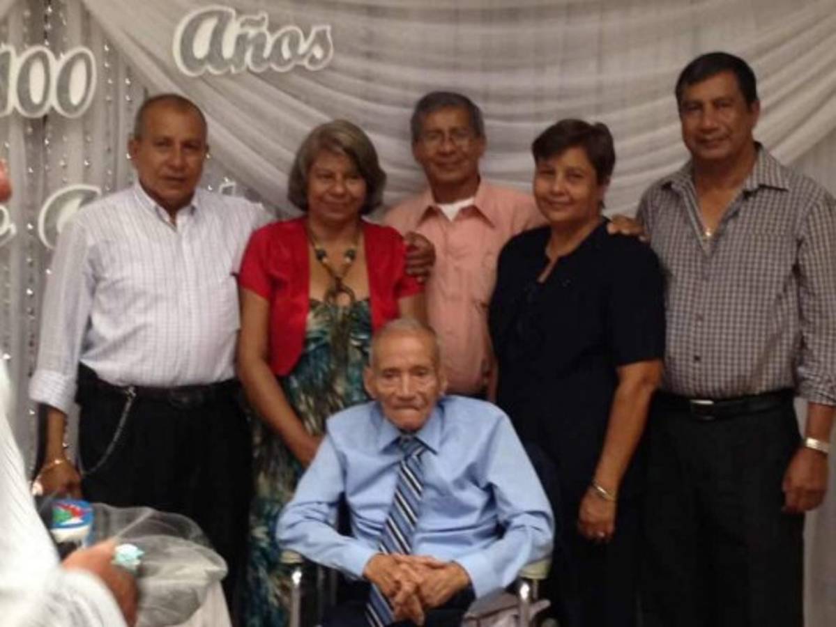 Esta es una fotografía compartida con Argeñal del cumpleaños de su padre.