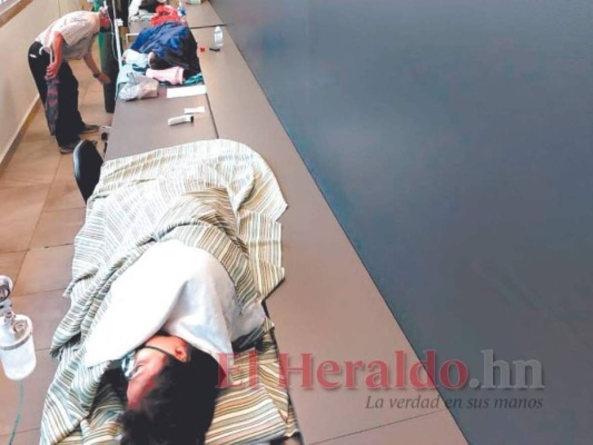 Dramática imagen de los pacientes que son estabilizados en escritorios del CCG. Fotos: David Romero/El Heraldo/Cortesía