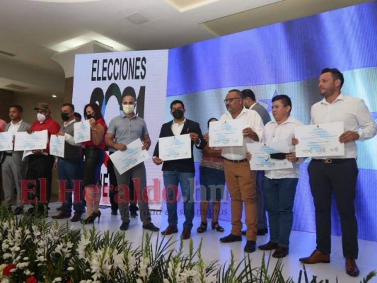 Así se desarrolló la entrega de credenciales en el nivel de diputaciones por el CNE (FOTOS)