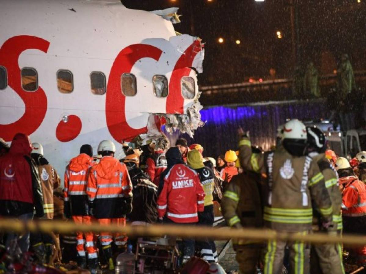 Un muerto y 157 heridos en avión accidentado en Estambul