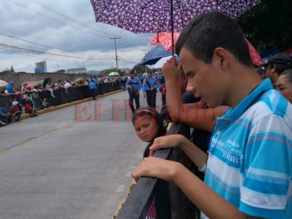 Joven con ceguera llega a los desfiles para escuchar las bandas de guerra