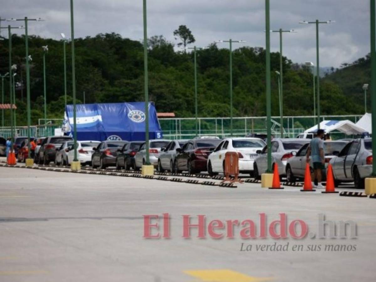 El lunes se siguió vacunando a personas mayores de 50 años con o sin comorbilidades. Foto: Emilio Flores/El Herald