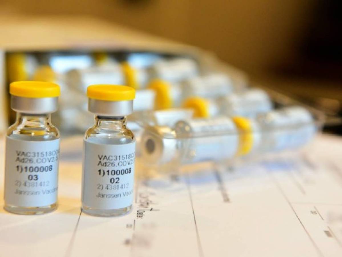 Pausan ensayos clínicos de vacuna de JyJ contra covid-19  
