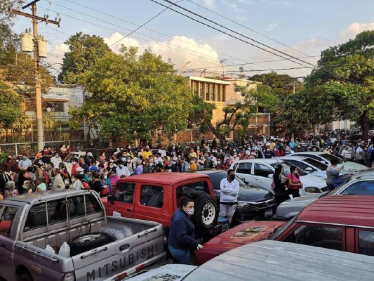 Salvadoreños buscan ayuda de 300 dólares de gobierno por crisis de Covid-19