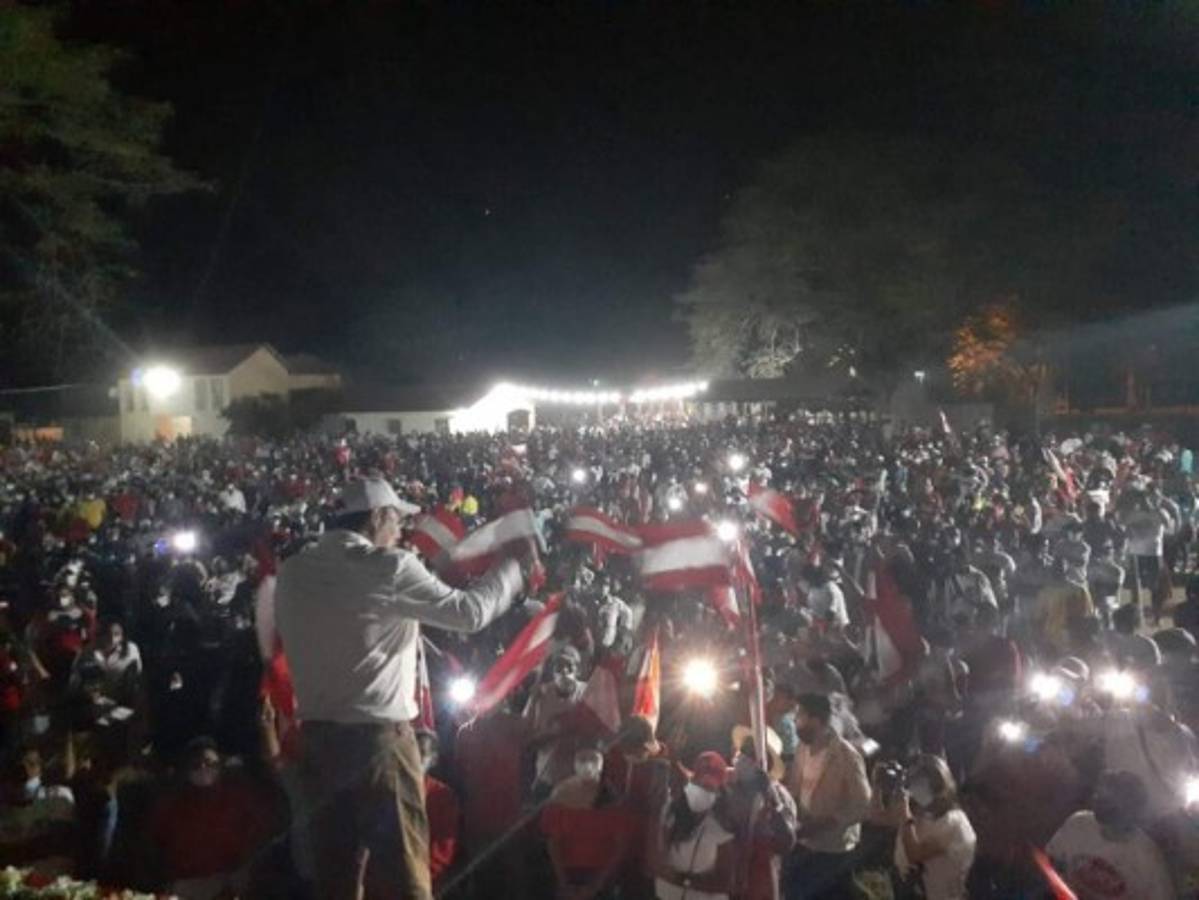 Así lucía la plaza de Santa Ana de Yusguare la noche del viernes durante la celebración del Partido Liberal.