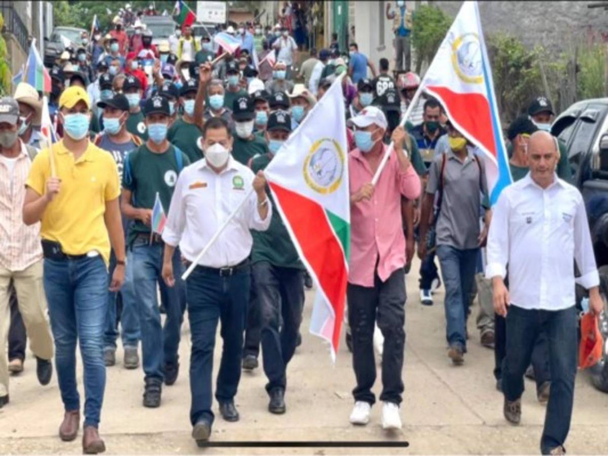 Con promesas y pidiendo voto en plancha, candidatos a la presidencia recorren Honduras (FOTOS)