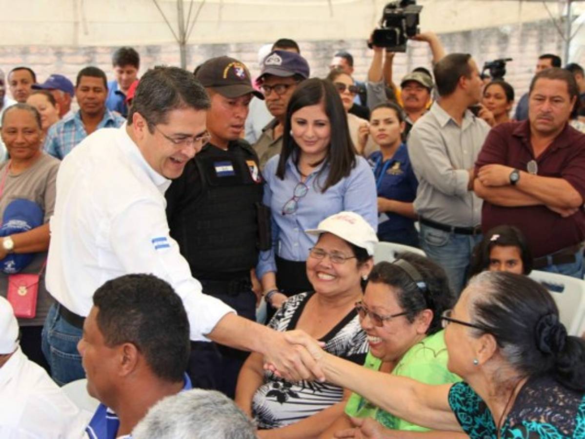 Pavimentan dos vías de la colonia Altos de Loarque