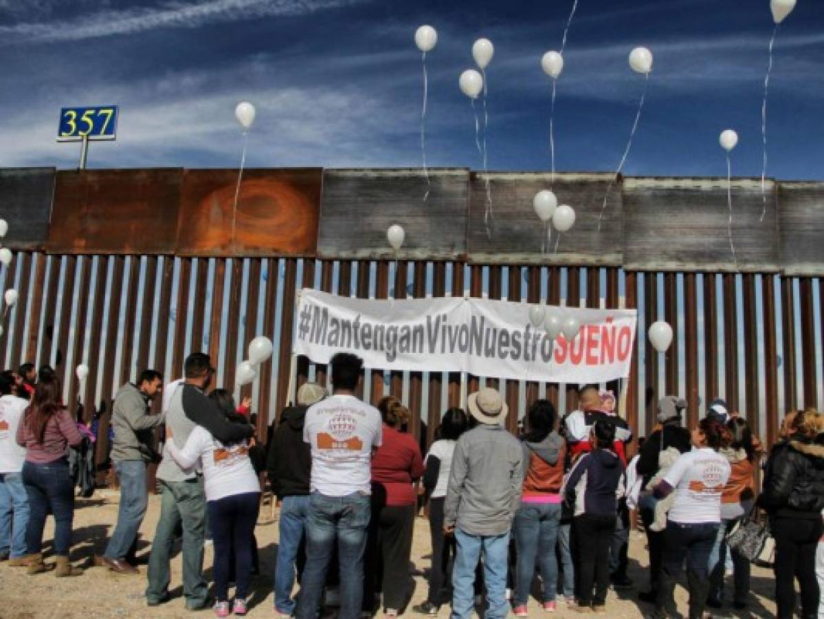 'Dreamers' y sus familiares se reúnen en frontera entre México y EEUU