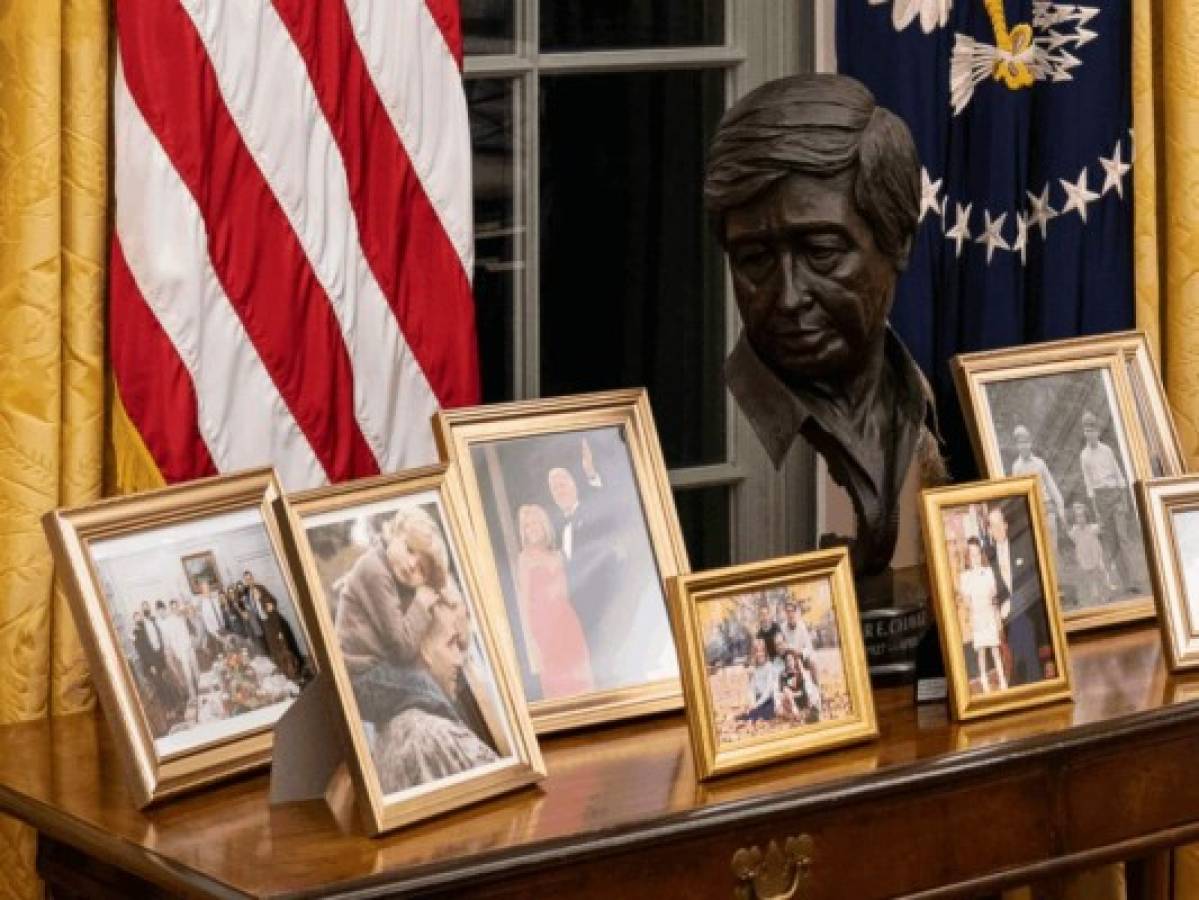 Sorprende el busto de César Chávez en la Oficina Oval de Joe Biden