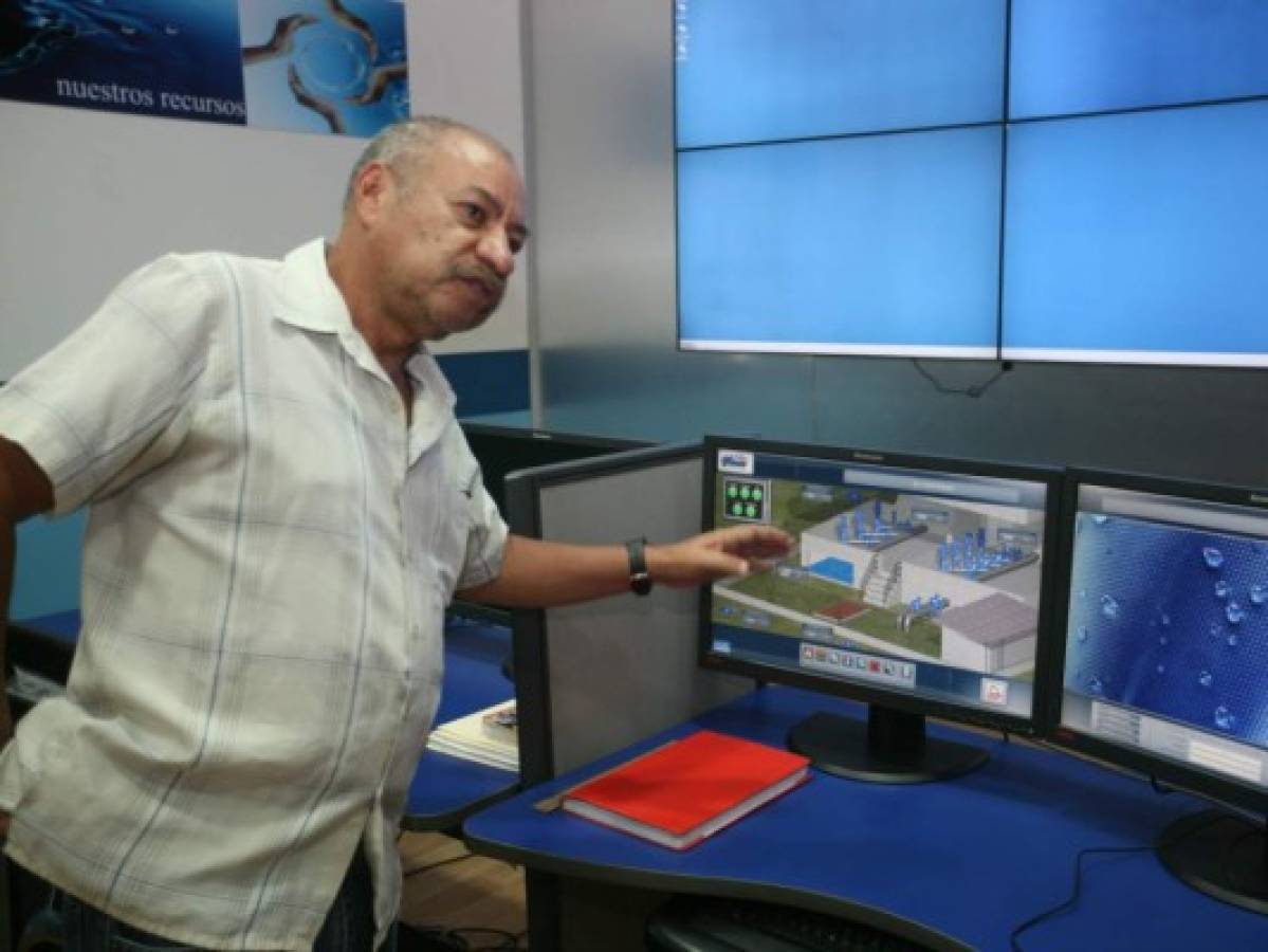 Edmon Madrid, encargado de la planta de El Picacho, muestra el sistema de telemonitoreo de los tanques.Foto:Efraín Salgado/El Heraldo