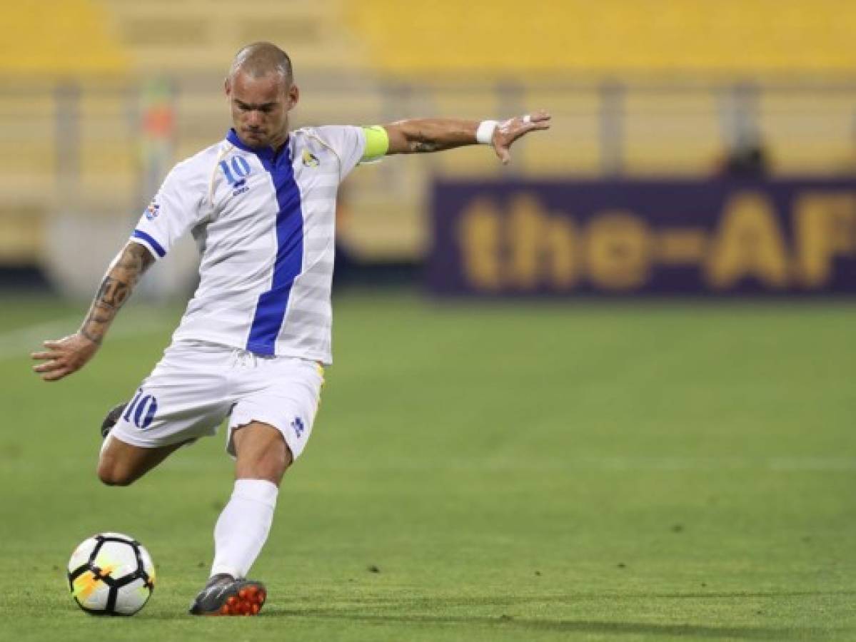 (FILES) In this file photo taken on April 03, 2018 Al Gharafa's Dutch forward Wesley Sneijder drives the ball during the AFC Champions League match between Qatar's al-Gharafa and UAE's Al-Jaziraat at the Thani Bin Jassim Stadium in Doha. - Former Dutch iconic midfielder Wesley Sneijder said on August 12, 2019 that he had definitively finished his professional career at the age of 35. (Photo by KARIM JAAFAR / AFP)