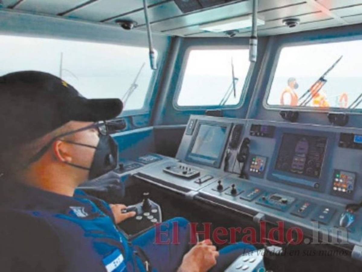 El capitán de navío Juan Antonio de Jesús Rivera explica la labor que los navales realizan desde el control de mando. Foto: El Heraldo