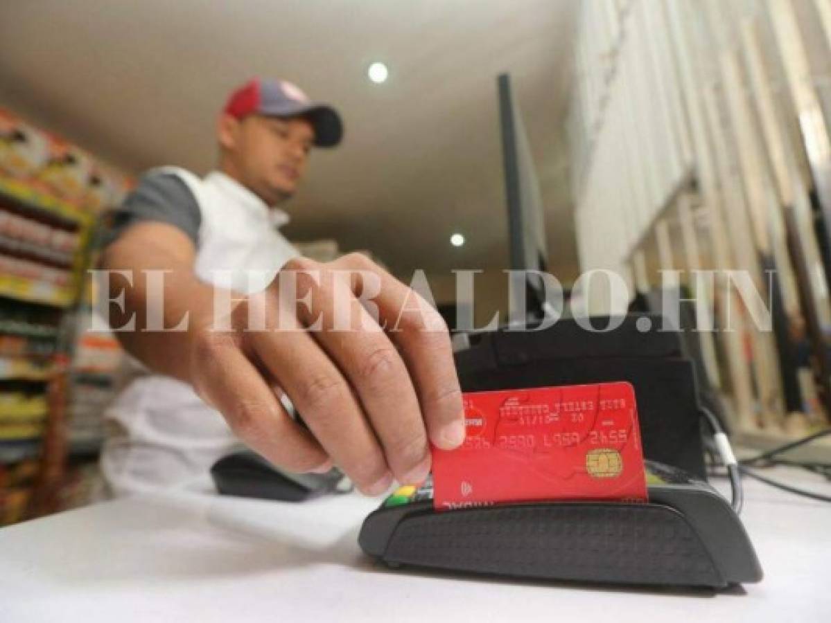 El 4.4% de los hondureños manejan tarjetas de crédito