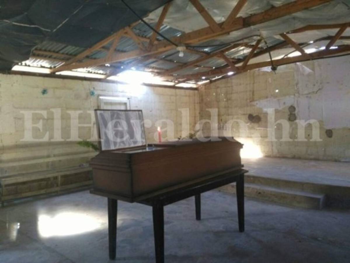 Bajo fuerte resguardo policial entierran restos de joven que estaba siendo velado cuando ocurrió masacre en Mirador de Oriente