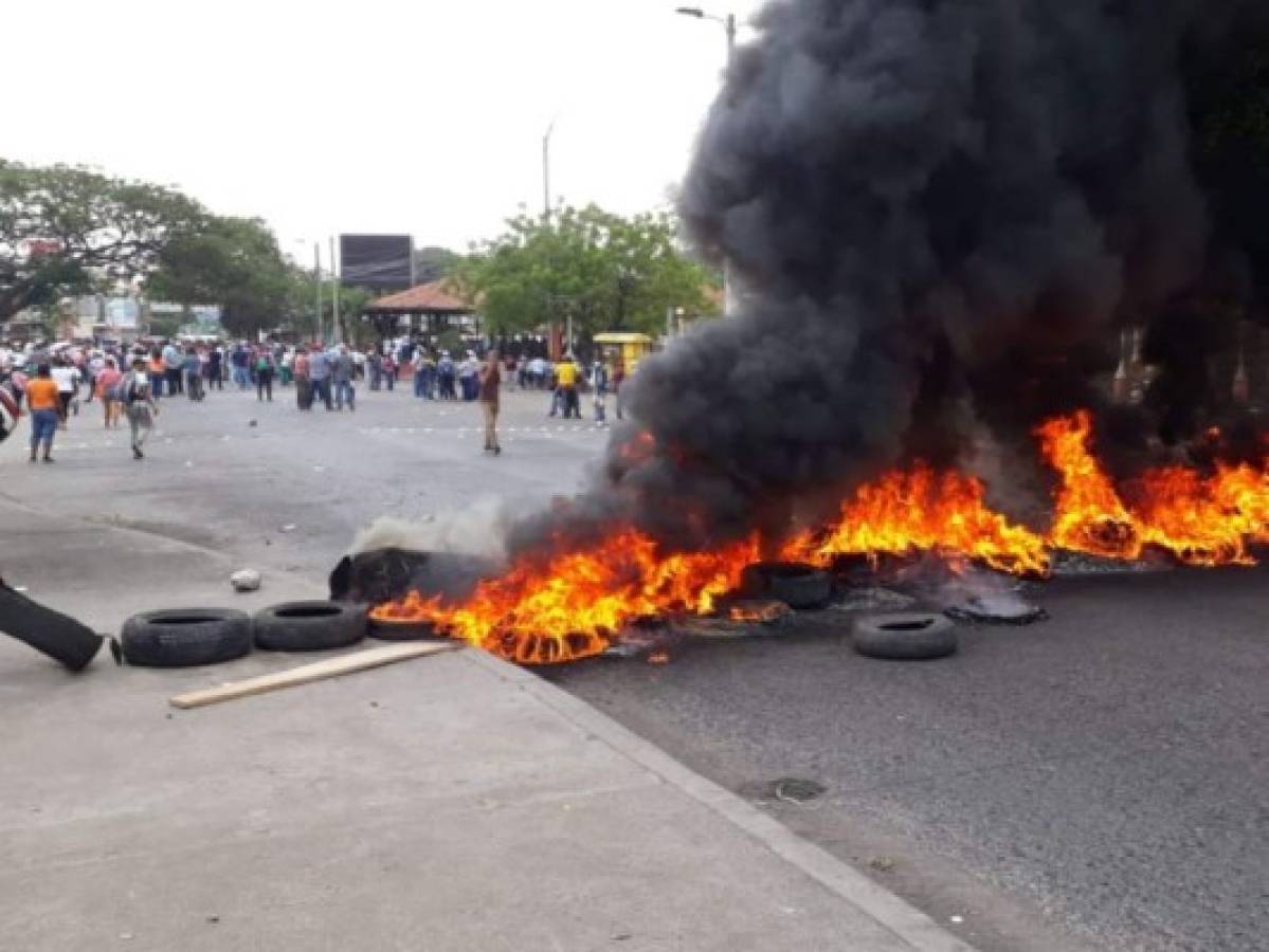 Con llantas, palos y hasta vehículos manifestantes bloquean calles en Choluteca