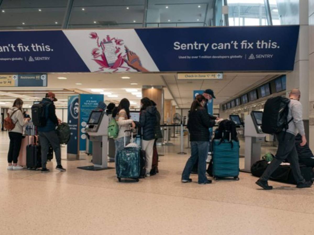 Caos por más de 7,000 vuelos cancelados mientras ómicron se propaga por el mundo
