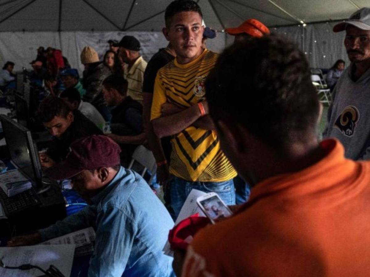 Realizan feria de empleo para migrantes de la caravana en Tijuana, México